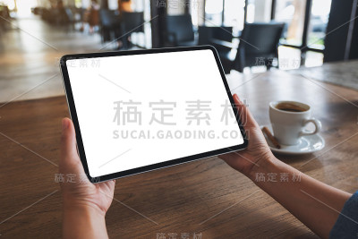 一个女人手里拿着一个白板电脑