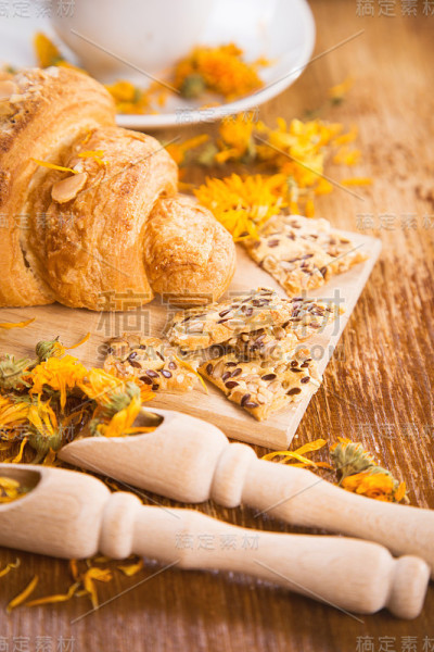 茶与金盏花