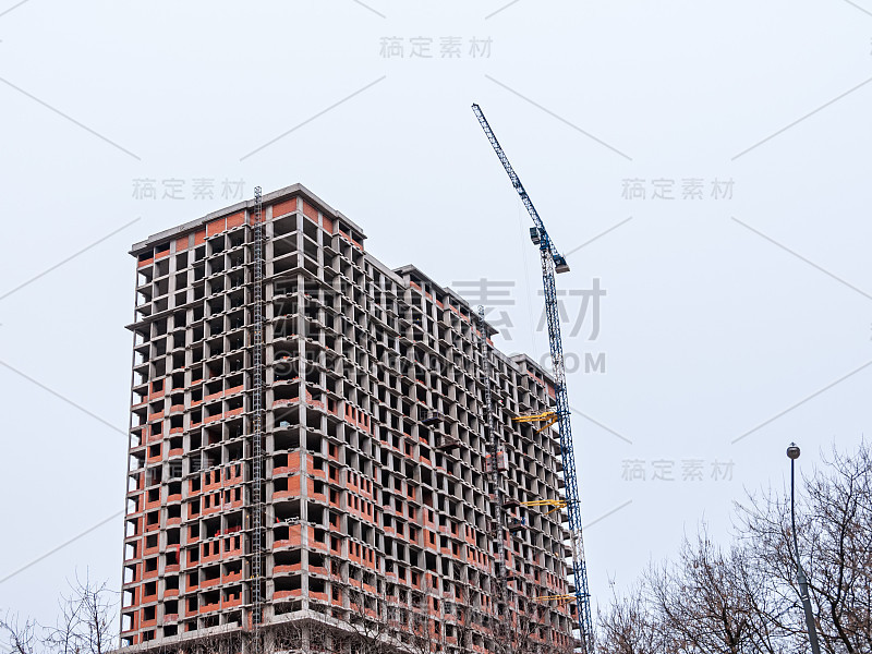 现代建筑、摩天大楼施工现场的塔吊