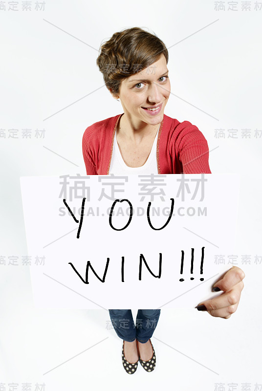 年轻女孩显示胜利标志