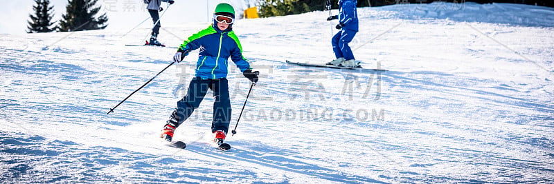 孩子们在阿尔卑斯山的高海拔滑雪坡上玩得很开心