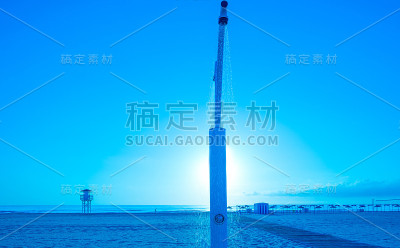 蓝色沙滩上的日出