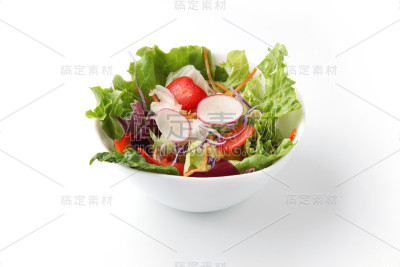 新鲜的绿色沙拉在碗孤立在白色的背景