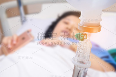 医院里病人的点滴模糊了背景