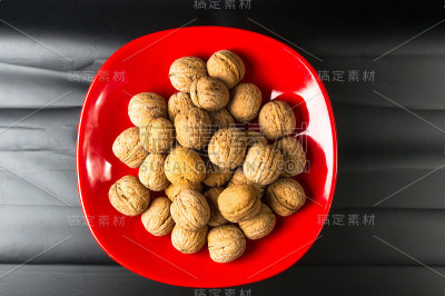 红盘子里的核桃