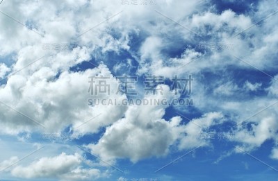 天空白云形成，雨云移动，雨云出现