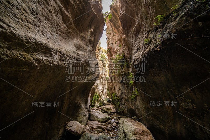 徒步旅行期间美丽的阿瓦卡斯峡谷峡谷。在塞浦路斯岛上拍摄的景观。