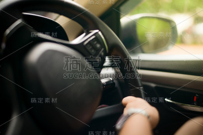 模糊的手在街上开车。