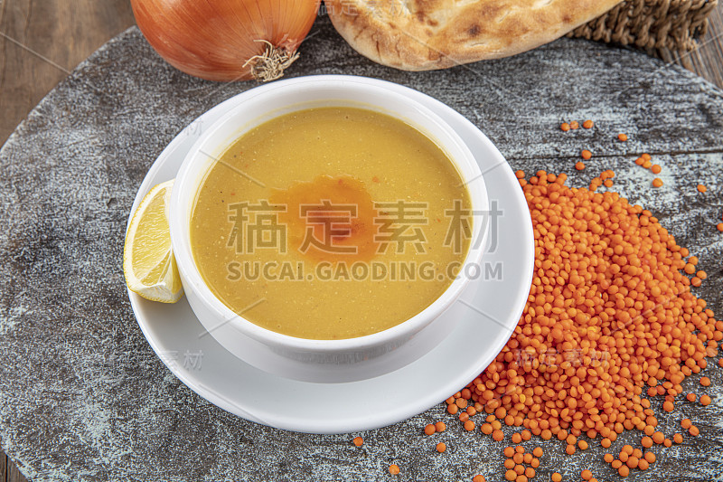 木桌上的红扁豆汤(土耳其语:Mercimek Çorbası)。