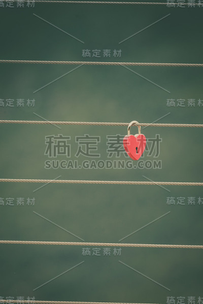 红爱锁挂锁在桥外