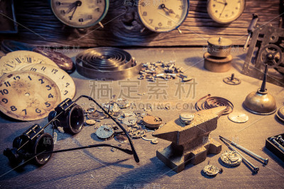 旧钟表匠的作坊，有钟表零件