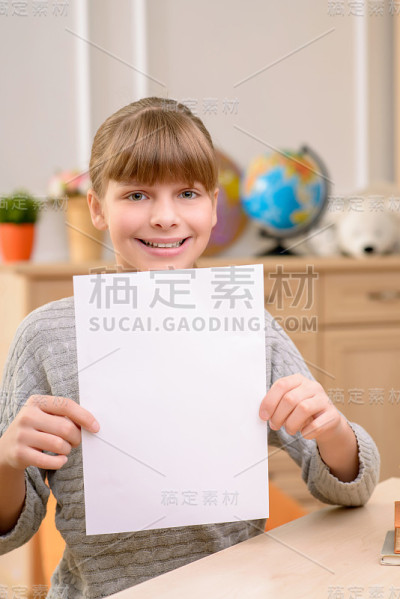 漂亮女孩坐在桌旁