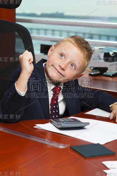 有趣的业务的男孩