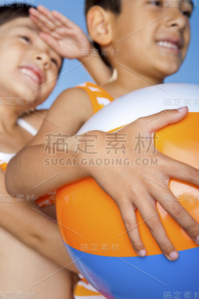 小男孩和小女孩在一起