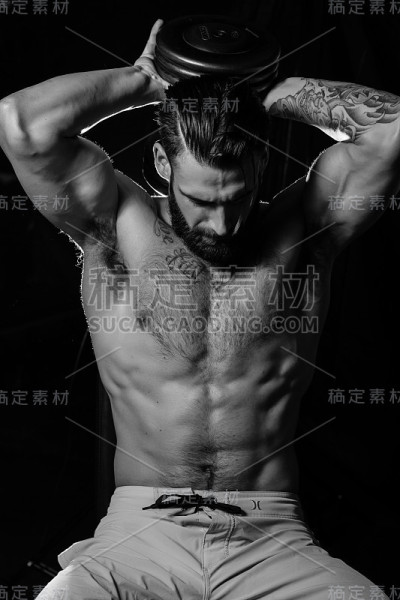 男性健身模型三头肌伸展
