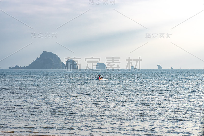 一艘长尾船航行在安达曼海泰国海岸附近的雷莱海滩。