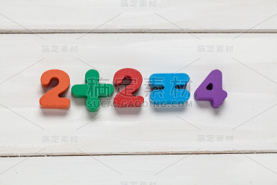 白色木质上的彩色数字