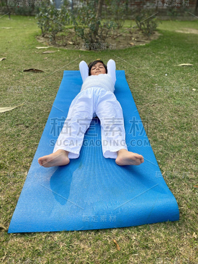 印度小男孩做瑜伽练习。