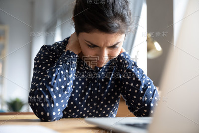不健康的民族妇女与颈部疼痛作斗争