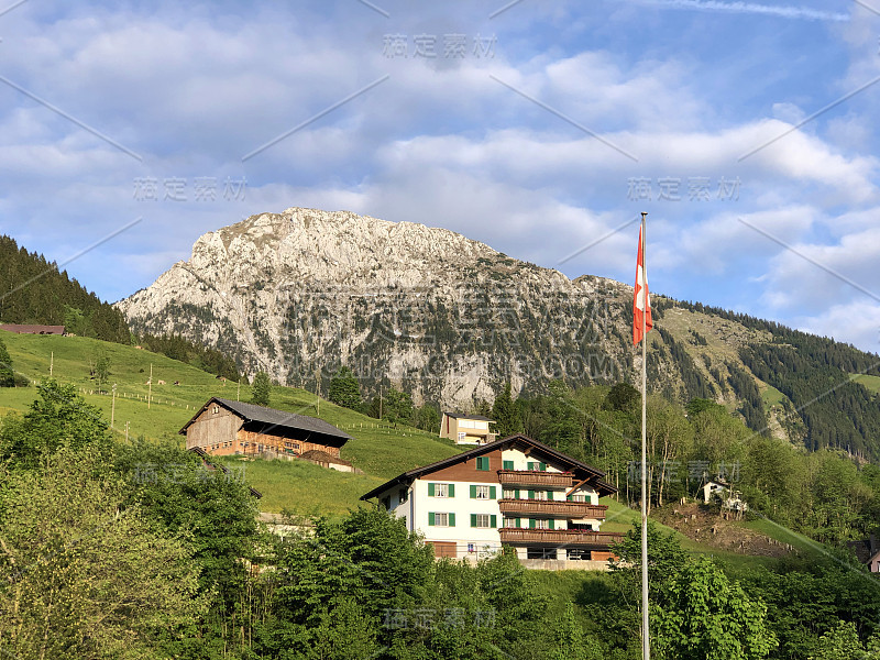 位于瑞士施维茨州瓦格塔尔湖(Waegitalersee)的山谷内塔尔村