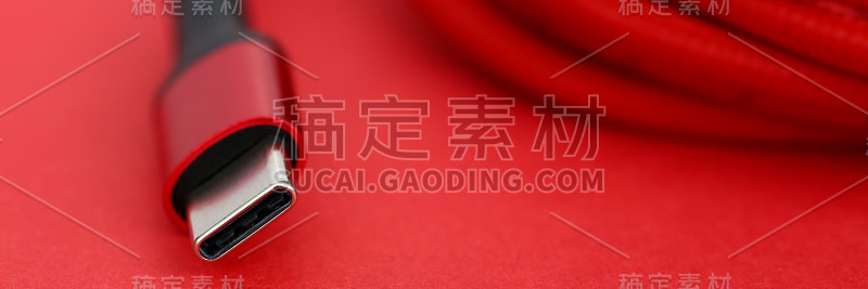 红色usb电缆一端放在桌子上