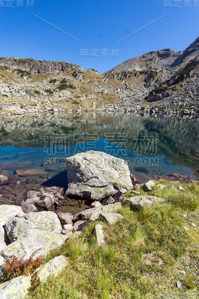 湖水清澈，瑞拉山景色迷人