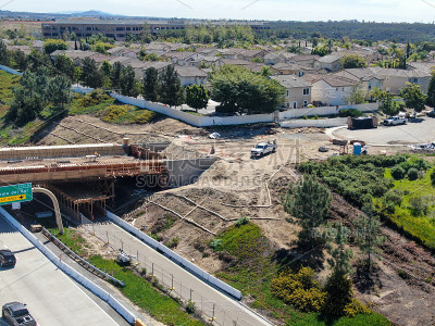 桥梁建设跨越公路鸟瞰图