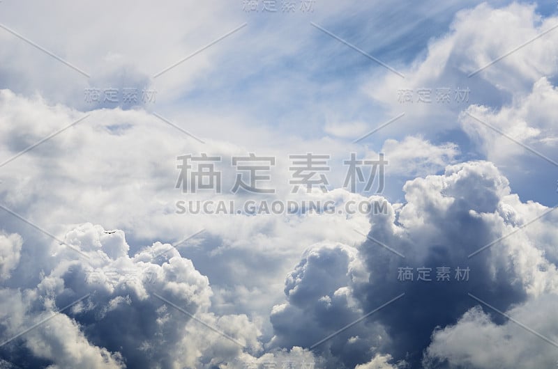 经典的cloudscape。蓝色的天空，点缀着白云