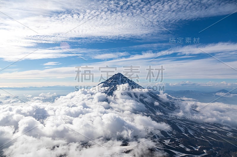 俄罗斯堪察加半岛的科里亚克斯基火山。位于堪察茨基petropavlovsk市北部35公里处的活火山。