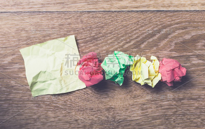 皱巴巴的纸团和空白纸