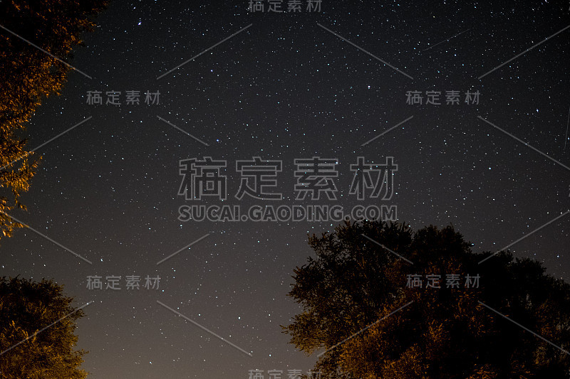 夜晚的天空-夜晚的风景，晴朗的天空和许多星星