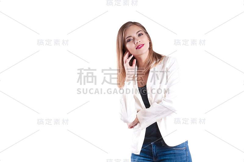 年轻美丽的女商人在牛仔裤孤立