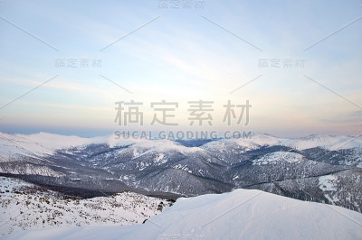 冬季从山顶到山谷。徒步登山。