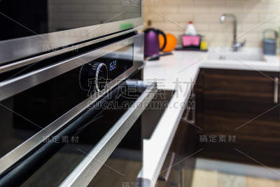 厨房用具嵌在橱柜里。富的生产