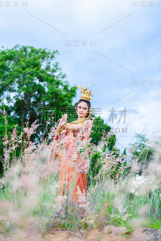 穿着典型的泰式服装的妇女