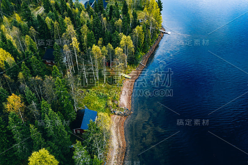 鸟瞰原木小屋或小屋与桑拿在春天森林在芬兰湖边