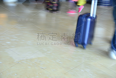 机场有行李箱在动