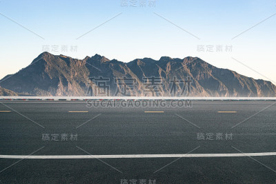 自然道路侧视图照片。