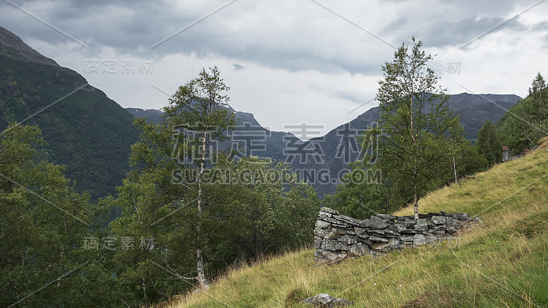 徒步穿越环绕Geiranger村和峡湾的山脉、悬崖和森林，挪威