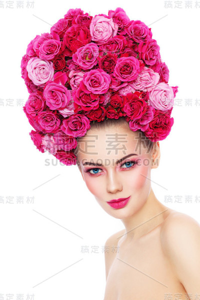 戴着玫瑰假发的女孩