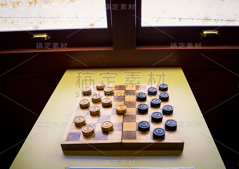 木制的跳棋和棋盘