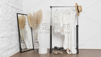 女性的时尚。夏季白色服装，由天然粘胶和棉织物在时装工作室。