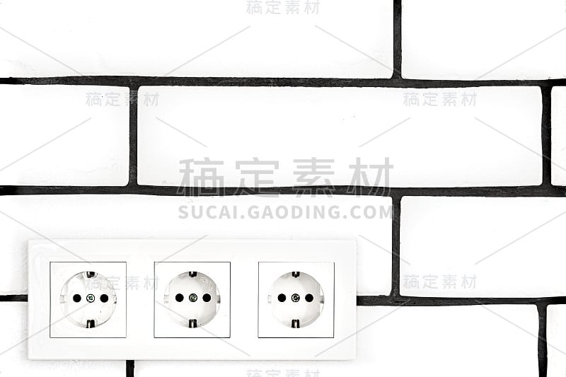 白砖墙边有插座。