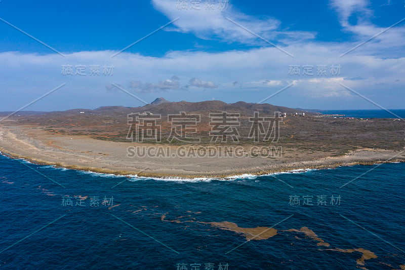 鸟瞰图Curaçao海岸在加勒比海碧绿的水，悬崖，海滩和美丽的珊瑚礁在瓦塔穆拉