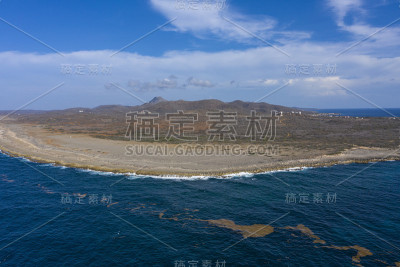 鸟瞰图Curaçao海岸在加勒比海碧绿的水，悬崖，海滩和美丽的珊瑚礁在瓦塔穆拉