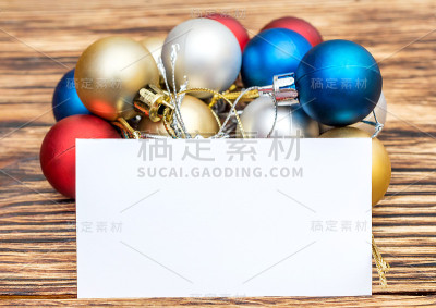 圣诞舞会桌上还放着空白名片。新年的背景。