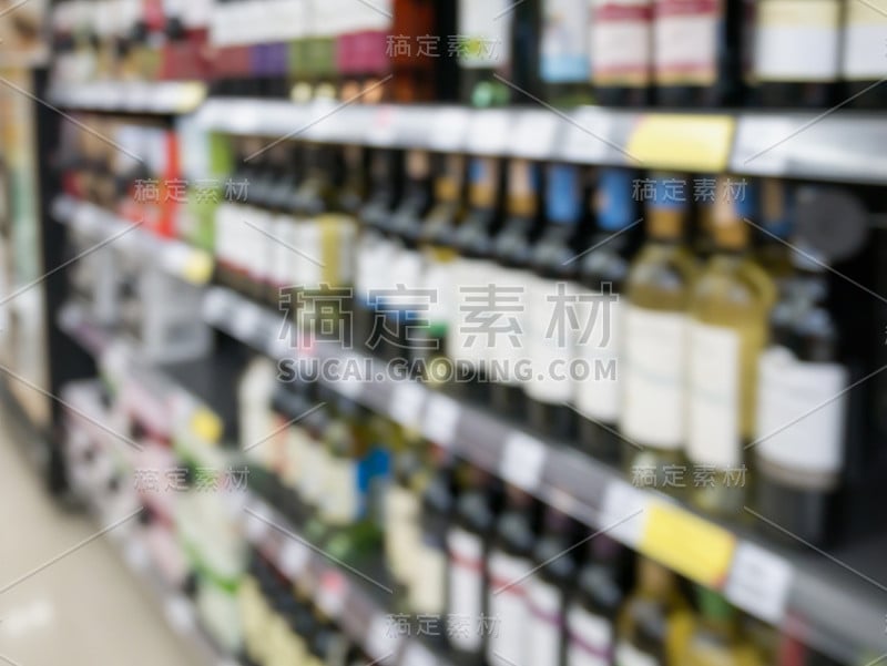 葡萄酒商店货架上的酒瓶