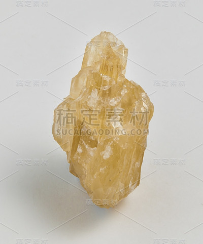 白色背景上的黄色闪锌矿。