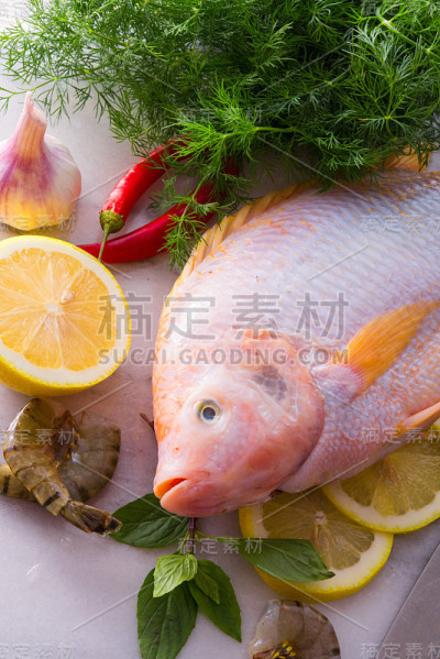 新鲜的尼罗河罗非鱼变红