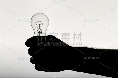 手里拿着白炽灯